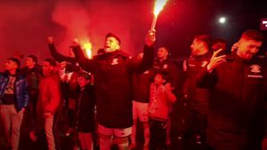 Imagini senzaționale cu fotbaliştii Rapidului sărbătorind victoria cu Dinamo alături de galerie, în Giuleşti! Aşteptați de ultrași ca după un trofeu