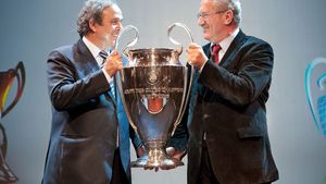 Platini a înmânat trofeul Ligii Campionilor primarului orașului Munchen: "Le doresc fanilor și clubului Bayern să ajungă în finală"