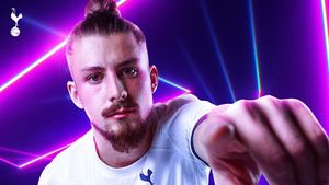 Cum arată și cât costă un tricou de la Tottenham, cu numele lui Radu Drăgușin pe spate! Așa poate fi cumpărat de fanii din România