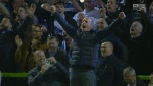 Un celebru arbitru din Premier League, surprins în galeria echipei favorite din Anglia. VIDEO | A cântat și s-a bucurat ca un adevărat suporter