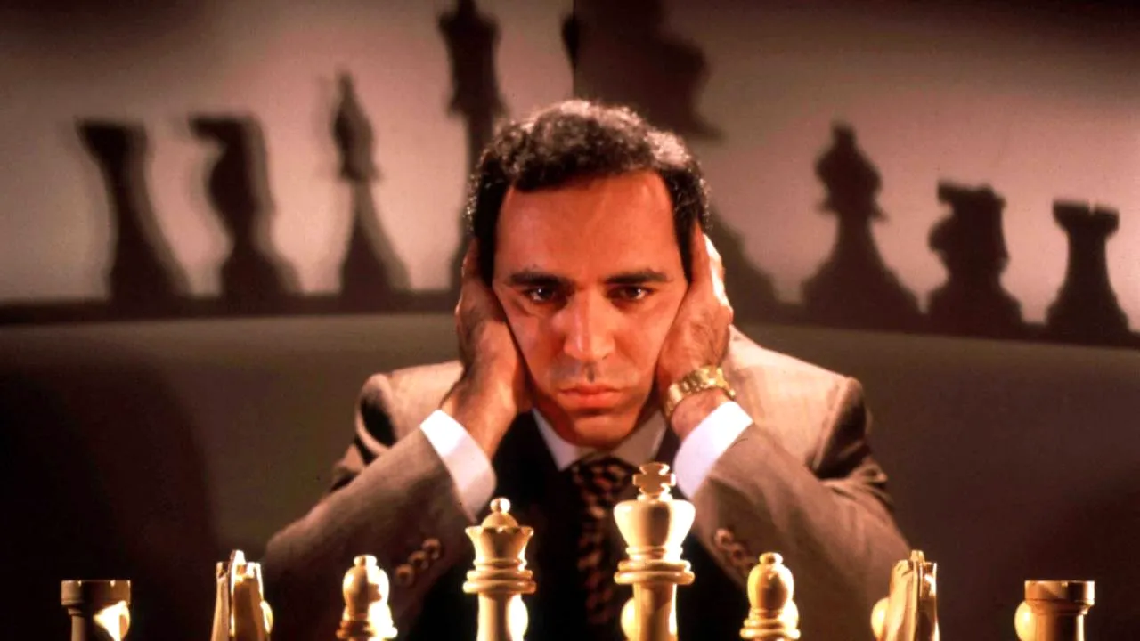 Legendarul Gary Kasparov a cedat primul meci de la revenirea în activitate. Cine l-a învins pe șahistul care a dominat sportul cu tabla de 64 de pătrățele 