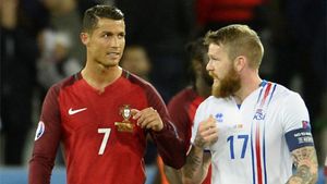 "Să facem schimb de tricouri?" Nu a jucat nimic, dar și-a luat la mișto adversarii. Un cititor pe buze a aflat ce i-a transmis Ronaldo căpitanului Islandei la finalul partidei