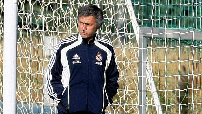 Nu sunt antrenori, dar l-au bătut pe Mourinho! Vezi cum a ajuns Jose "The Special Nine" :)