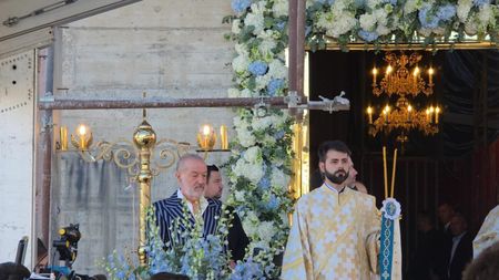 Au atras toate privirile! Alexandru Tudor, în straie religioase, și Valeriu Argăseală sunt oamenii de încredere ai lui Gigi Becali la sfințirea bisericii