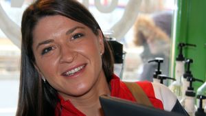 SPECIAL | Barista pentru o zi. Alexandra Dulgheru s-a înrolat într-o cauză specială. Iată cum s-a descurcat VIDEO