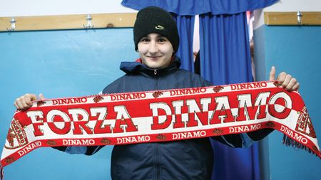 "Jucați fotbal și marcați pentru  noi"