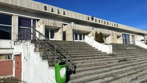 Cea mai nouă Sală Polivalentă din România se construiește din pix și cartoane colorate, cu bani virtuali. Promisiuni electorale: „Va fi gata în doi ani și va găzdui meciuri de nivel mondial”