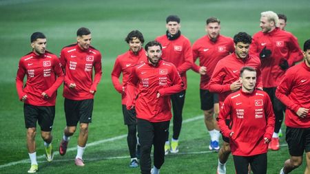 Turcii cad și ei pe capete înaintea meciului cu România. Un fotbalist a fost trimis acasă de Montella