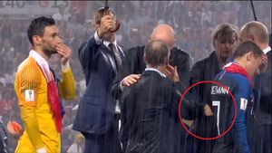 Imaginile care nu s-au văzut la TV. Momentele care au stârnit confuzie pe podiumul de premiere, petrecute chiar lângă Vladimir Putin | VIDEO