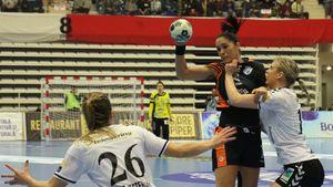 CSM București - Krim Ljubljana, finala pentru calificarea în sferturile de finală. Vasiliu: "Trebuie să ne adunăm forțele după eșecul cu Larvik și să ne calificăm". Adversara și-a recuperat principala vedetă. Meciul are loc vineri, de la 20:00 