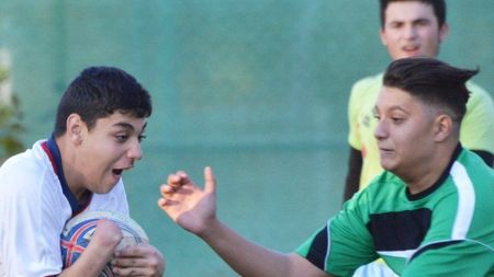 Vă doare ceva? Priviți-l pe acest Superom! Un român de 15 ani joacă rugby la juniorii Stelei deși nu are palma dreaptă