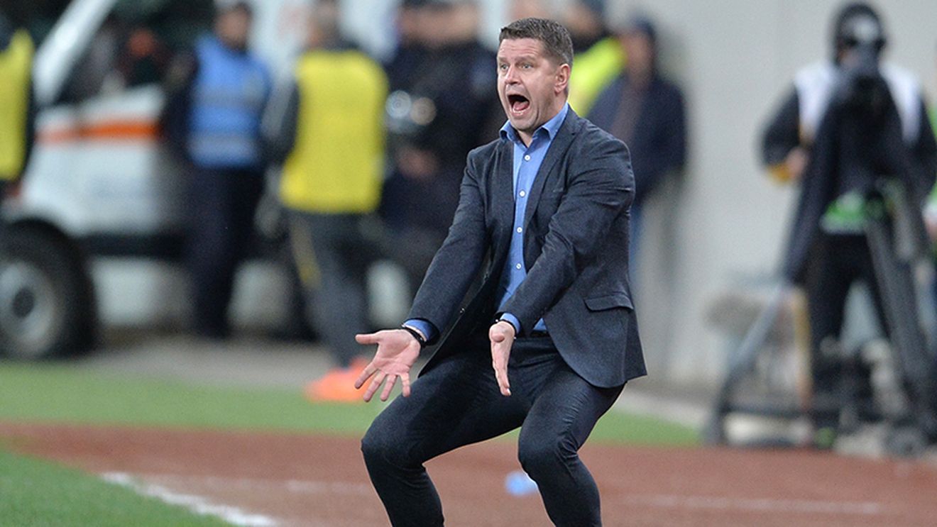 Stoican "a luat foc" în conferința de presă și l-a făcut praf pe consilierul local care i-a cerut demisia. "Vezi-ți de treaba ta, de groapa ta din oraș, de mieii tăi! Vino și cumpără bilet, repară terenul, fă stadion și după aceea vorbești! El vine la meci și mănâncă pizza"