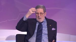 Cornel Dinu râde de atacantul Denis Alibec prezent la Untold: „Era îmbrăcat în frunze, aşa într-un fel de camuflaj"
