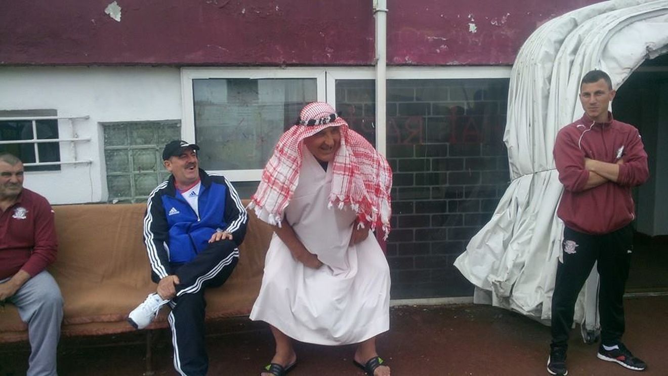 De ziua lui, Rică Răducanu l-a ironizat pe afaceristul din Yemen care ar vrea să preia Rapidul: s-a îmbrăcat în șeic. Giuleștenii au remizat, 2-2, cu Slobozia. FOTO