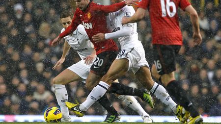 "Diavolii" au scăpat ieftin la Londra:** Tottenham - United 1-1, Dempsey a egalat în ultimele secunde! Chelsea - Arsenal 2-1