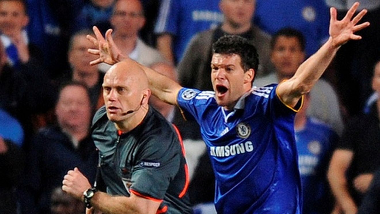 "Războiul" Hamburg - United, câștigat de un fan? Vezi cum vor nemții să îl transfere pe Ballack