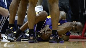 Probleme serioase la Lakers!** Californienii au pierdut cu Atlanta, iar Bryant s-a accidentat serios!
