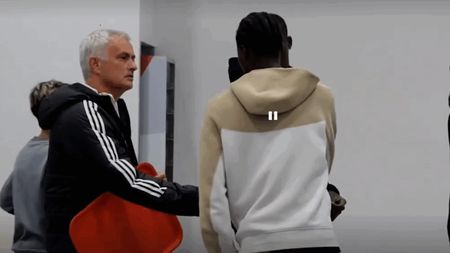 Imagini incredibile cu Jose Mourinho, care stă la coadă la cantina clubului