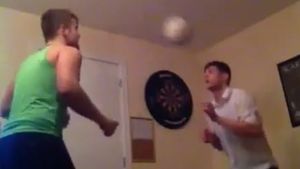 VIDEO | 300 de lovituri cu capul... într-o cameră. Viralul realizat de doi irlandezi 