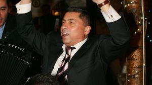 "Avem un autocar decapotabil, cu lăutari, să sărbătorim"**