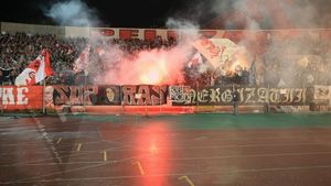 FOTO** Duelul galeriilor! Torțe și fumigene aruncate în teren la Dinamo - Steaua!