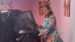 Cristiano Ronaldo i-a făcut cadou mamei lui un Porsche Cayenne! Cum a reacționat femeia când a văzut „bestia” cu fundă roșie