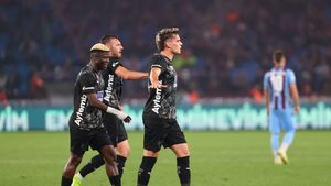 Presa din Turcia e la picioarele lui Ianis Hagi: „A dat un gol care rivalizează cu al lui Gică Hagi!”