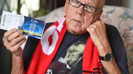 Cea mai tristă poveste! A urmărit pe viu toate finalele europene ale lui Liverpool, și-a luat bilet pentru Kiev, dar Universul nu a ținut cu el: "Plângea când îmi spunea asta și am izbucnit și eu în lacrimi". Cum a primit vestea că nu poate vedea meciul cu Real