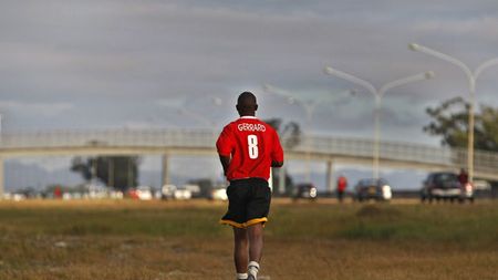 Soluție pentru fanii care vor să scape de amintirea trădătorului Torres:** "Nu mai ardeți tricourile, donați-le!"