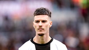 Fiorentina i-a făcut o ofertă imposibil de refuzat lui Dennis Man. Salariul românului va fi uriaş