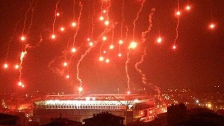 FOTO & VIDEO** Scene APOCALIPTICE la Șükrü SaracoĂŸlu! Fanii au fost INTERZIȘI pe stadion, dar au provocat o ploaie de FOC