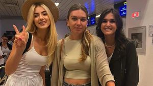 Simona Halep a plecat din țară după a treia amânare a procesului de dopaj! Apariție de senzație pe aeroport: cu cine s-a pozat sportiva | FOTO