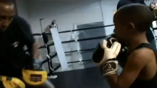 VIDEO INCREDIBIL** Face 500 de flotări în 15 minute la doar 5 ani! EL poate deveni cel mai mare boxer din istorie!