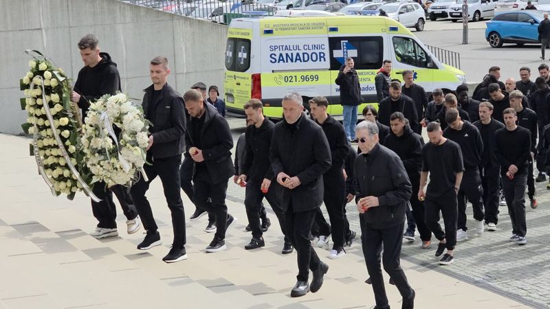 S-A STINS IL LUCE FCSB și-a luat adio de la Mircea Lucescu. Mirel Rădoi și Mihai Stoica au condus delegația echipei lui Gigi Becali