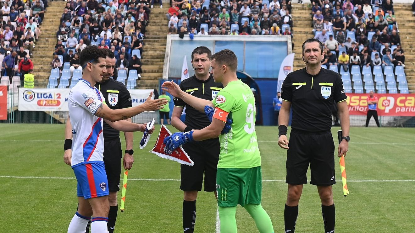 Moment fără precedent la meciul Gloria Buzău - UTA Arad! A căzut din picioare când a dat lovitura de start | VIDEO