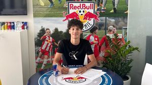 Cine este singurul român prezent azi la Academia Red Bull Salzburg! Are 16 ani, e convocat la lotul Under 17, studiază în Marea Britanie și învață germana intensiv: „Antrenorul mi-a dat termen luna decembrie”. EXCLUSIV