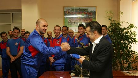 Gigi și-a trimis 'gorilele'** peste fanii contestatari de la tribuna a II-a!