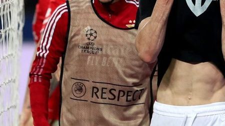 Gestul unui fotbalist ucrainean, în Liga Campionilor, a emoționat o lume întreagă, dar arbitrul i-a dat cartonaș galben! Ce a făcut Roman Yaremchuk imediat după ce a marcat în Benfica - Ajax Amsterdam 2-2