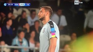 FOTO | Nu uită și nu iartă! Suporterii Milanului l-au umilit pe Donnarumma la Campionatul European U21. Au aruncat cu bani după el și l-au poreclit "Dollarumma"