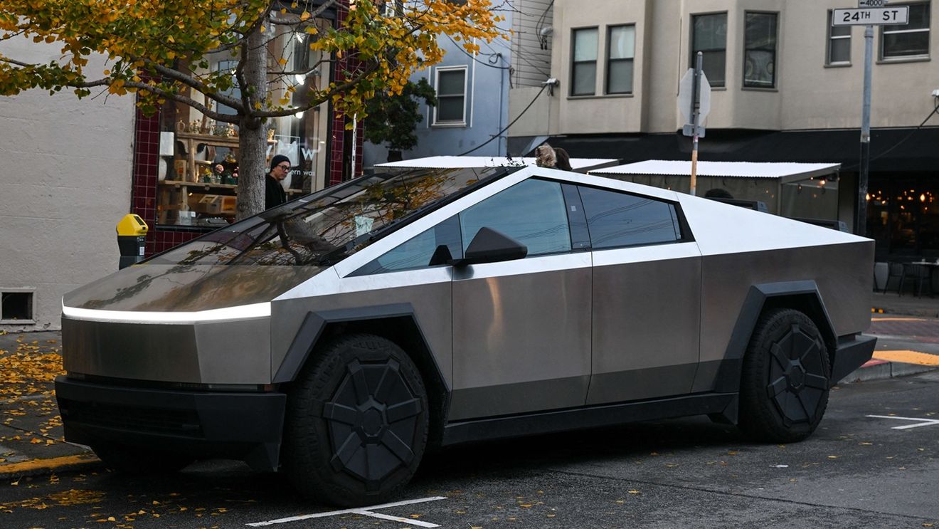 Și-a pus Cybertruck-ul pe modul cruise la 132 km/h, dar poliția l-a oprit și i-a dat amendă pentru că ar fi avut, de fapt, 143 km/h. Cum a fost posibil așa ceva