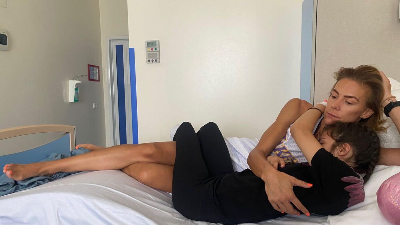 Drama celebrei prezentatoare de sport din România! Și-ar fi operat fiica din banii strânși din mila oamenilor, desi tatăl copilei e milionar: „Viața ei era în pericol”