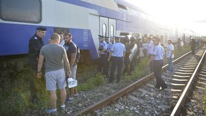 Martorii audiați în cazul suporterului căzut din tren spun că acesta s-a dezechilibrat