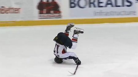 VIDEO | Ice Sliding Challenge. Un hocheist a inventat un mod inedit de a se bucura