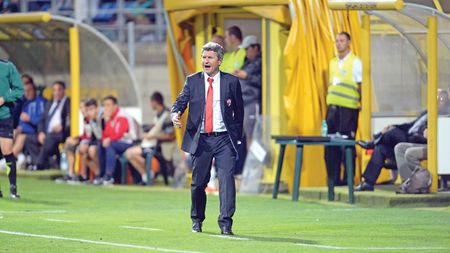 Mulțescu: "E o presiune în plus! Am avut mai multe ședințe cu conducerea clubului" Care sunt variantele de rezervă pentru banca tehnică