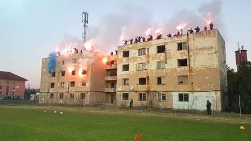 VIDEO | Peluza Sud 97, spectacol de zile mari la antrenamentul formației FC Universitatea Craiova. Elevii lui Ovidiu Stângă au fost încurajați înainte de revenirea pe stadionul Ion Oblemenco! | EXCLUSIV