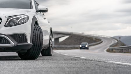 Cele mai noi modele de anvelope de vară. Nokian Powerproof permite ca suprafața de contact să-și păstreze performanța în cele mai dure condiții