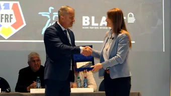 FRF i-a dedicat articol odă, acum e acuzată că gestionează AJF-ul ca pe proprietatea personală! Acuzații cu iz penal către Teodora Albon. Și o brigadă de arbitraj ar fi știut dedesubturile: ”Pe lângă deciziile luate «în culise», ne-am confruntat cu comentarii din partea conducerii AJF”