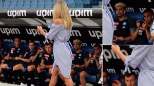 N-au fost ochi decât pentru ea! FOTO | Cum arată jurnalista care i-a lăsat cu gura căscată pe Chiricheș și colegii lui la meciul cu Lazio