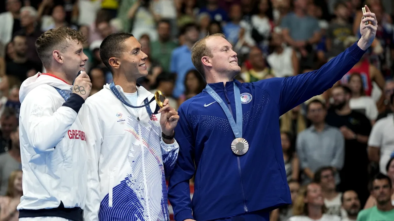 Cele mai frumoase imagini cu David Popovici, medalia olimpică de aur și tricolorul României la Paris!