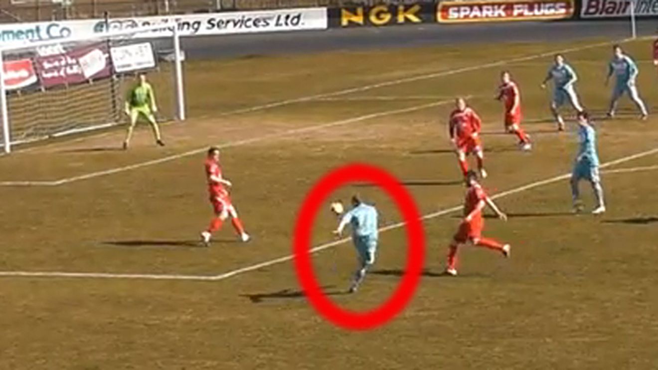 Un britanic a reușit "șutul banană" PERFECT!** VIDEO - Și Roberto Carlos ar fi invidios: toți se așteptau ca mingea să treacă pe lângă, dar și-a schimbat traiectoria "la fix"